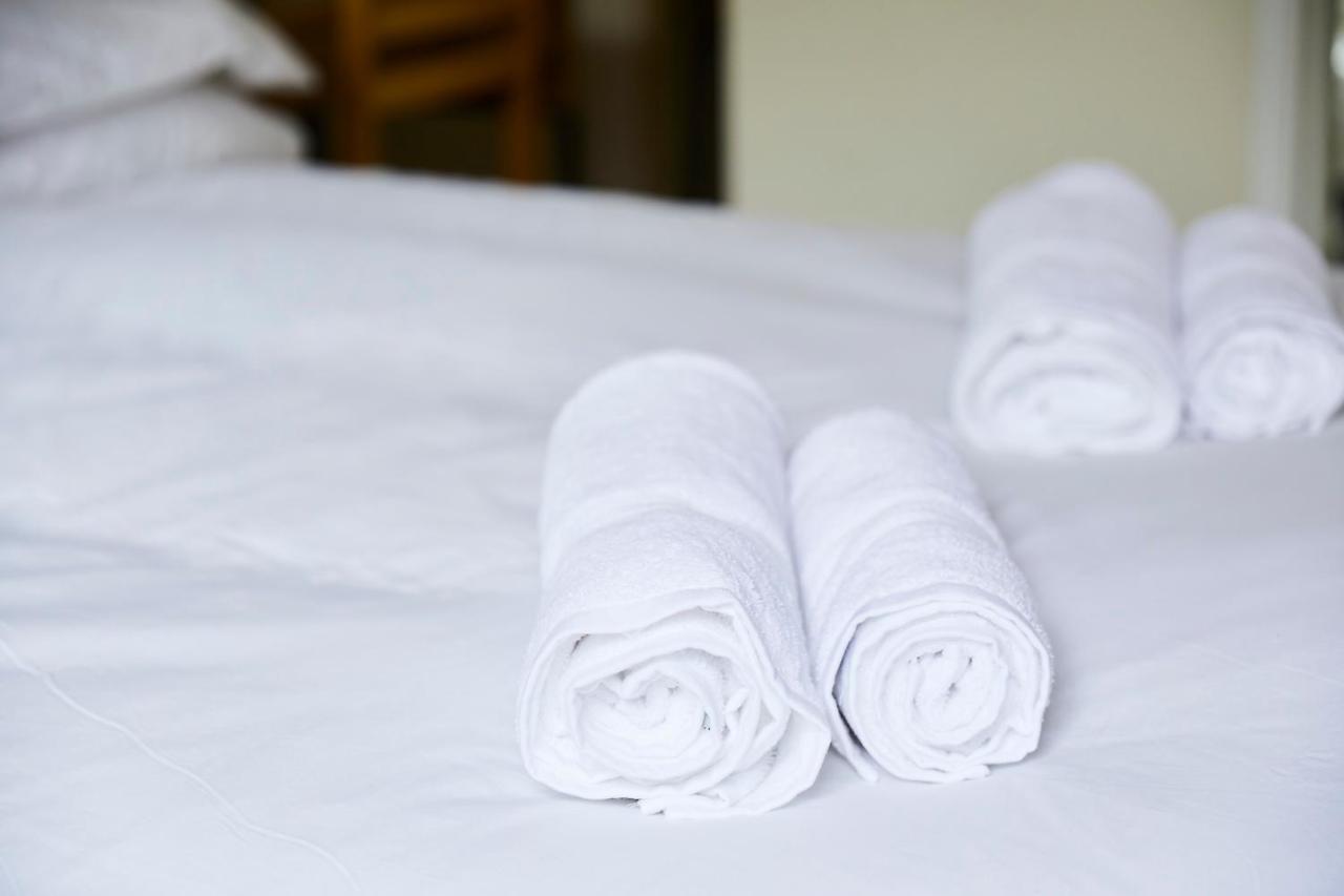 The Lord Grenfell Bed & Breakfast Maidenhead Eksteriør bilde Clean towels on a bed