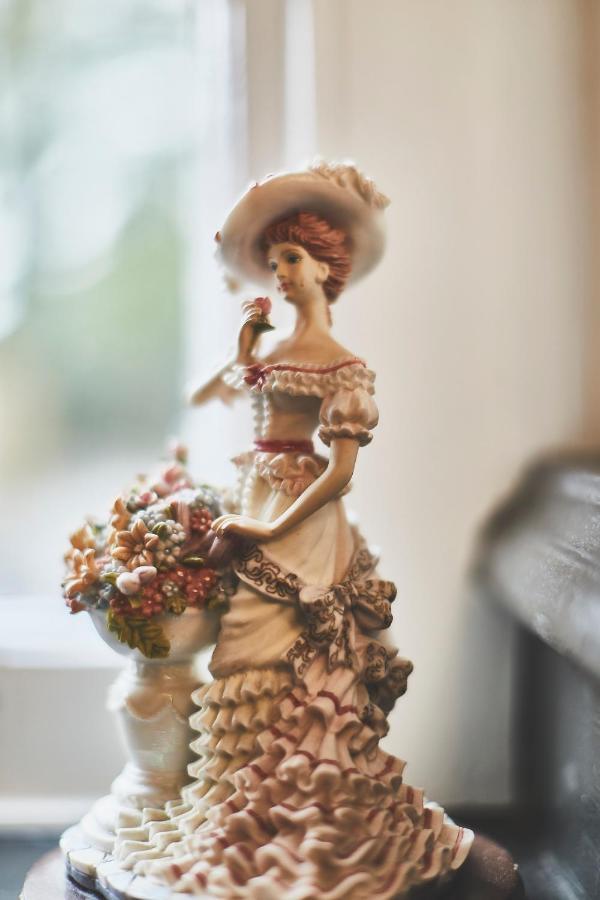 The Lord Grenfell Bed & Breakfast Maidenhead Eksteriør bilde A typical Dresden figure