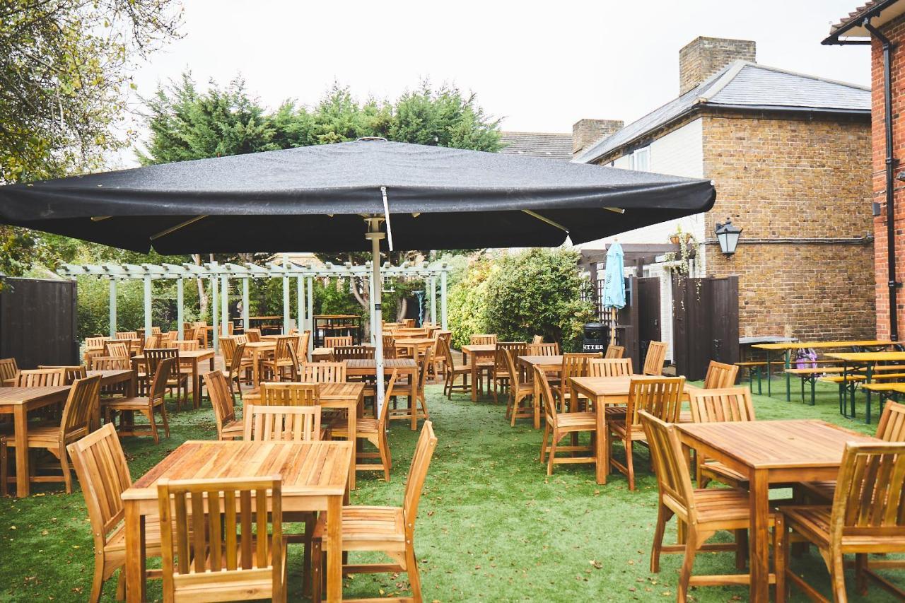 The Lord Grenfell Bed & Breakfast Maidenhead Eksteriør bilde The garden at The Crown